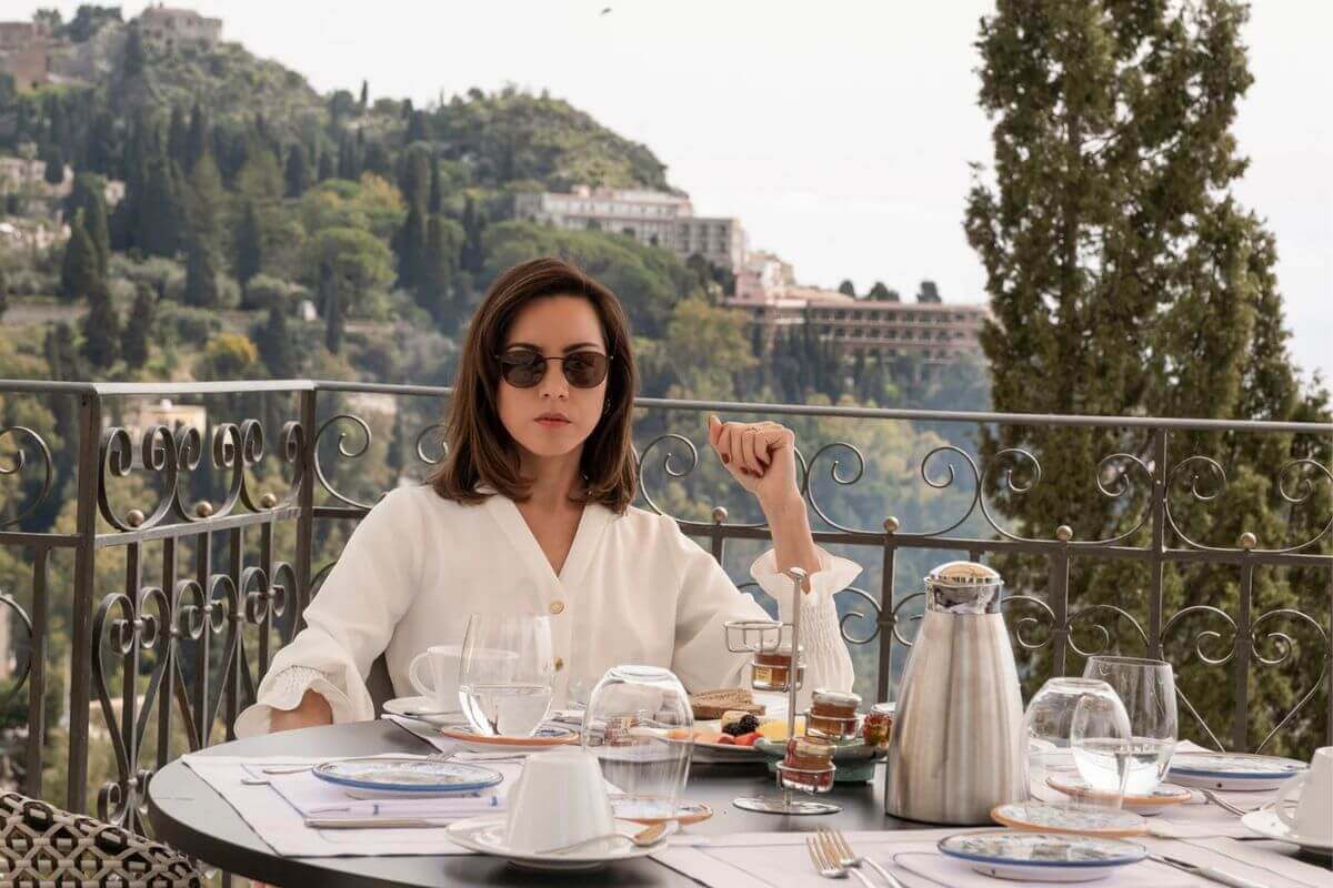 Harper Spiller (Aubrey Plaza) - The White Lotus HBO Season 2