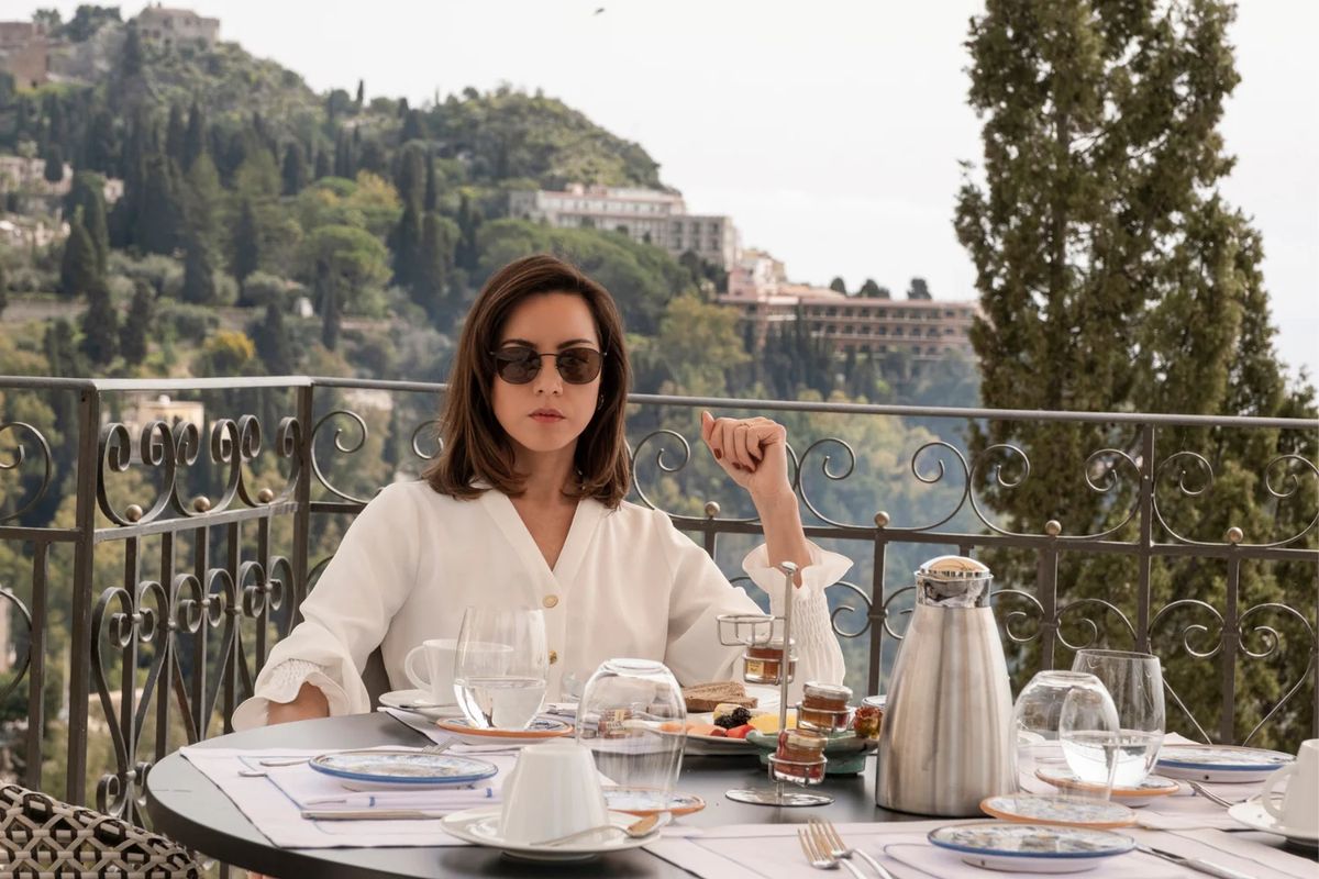 Harper Spiller (Aubrey Plaza) - The White Lotus HBO Season 2